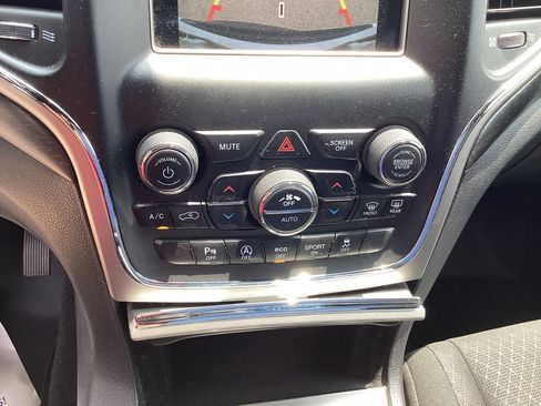 Used 2018 Jeep Grand Cherokee Laredo AWD/4WD image 32
