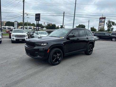 Used 2023 Jeep Grand Cherokee Altitude RWD image 3