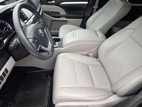 Used 2016 Toyota Highlander XLE FWD image 12