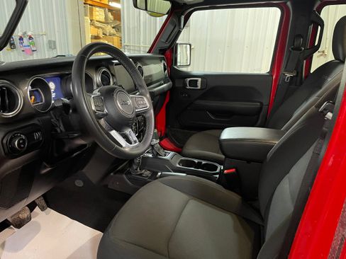 Used 2023 Jeep Gladiator Overland image 10