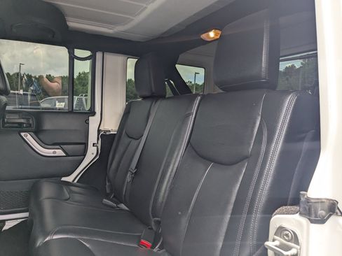 Used 2014 Jeep Wrangler Unlimited Sahara w/ Connectivity Group AWD/4WD image 21