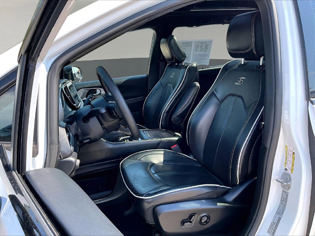 Used 2025 Chrysler Pacifica Limited FWD image 24