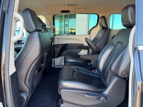 Used 2023 Chrysler Pacifica Touring-L image 10