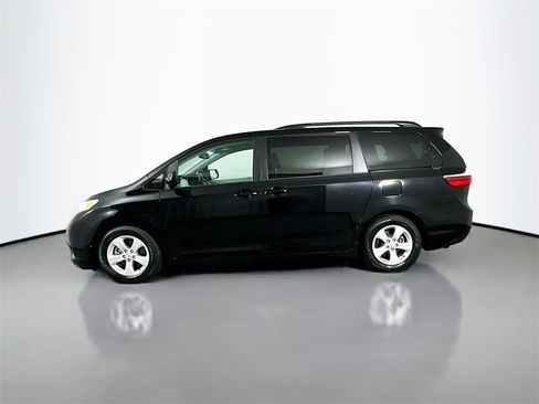 Used 2015 Toyota Sienna LE image 4