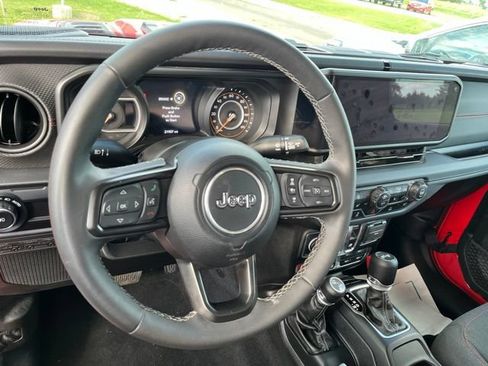 Used 2025 Jeep Wrangler Rubicon w/ Convenience Group AWD/4WD image 11