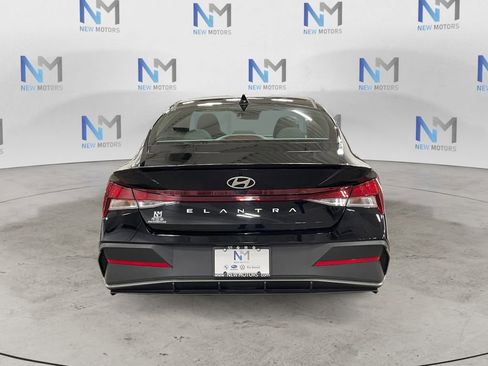Used 2025 Hyundai Elantra Sport FWD image 4