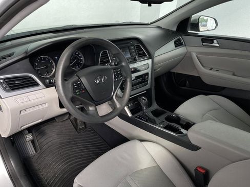 Used 2015 Hyundai Sonata SE w/ Option Group 09 FWD image 10