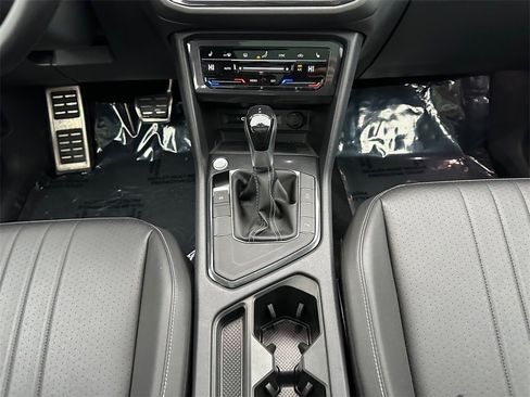 Used 2023 Volkswagen Tiguan SE R-Line image 11