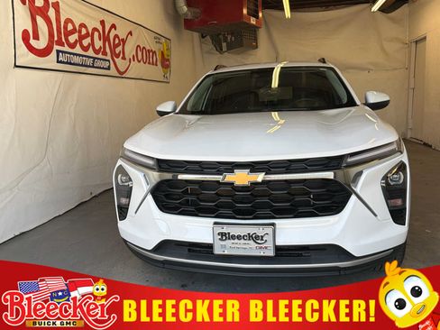Used 2024 Chevrolet Trax LT w/ Sunroof Package FWD image 1