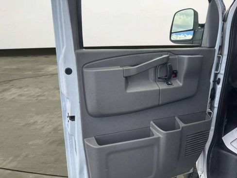 Used 2017 Chevrolet Express 2500 Extended RWD image 12