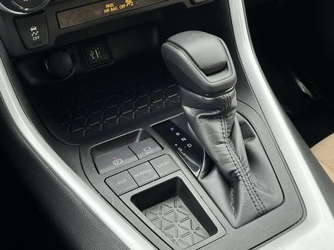 Used 2023 Toyota RAV4 XLE FWD image 17