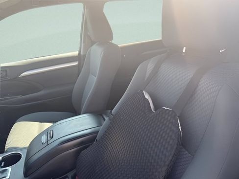 Used 2019 Toyota Highlander LE FWD image 17