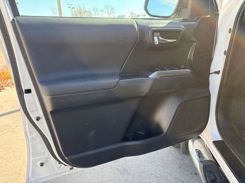 Used 2019 Toyota Tacoma TRD Off-Road AWD/4WD image 17