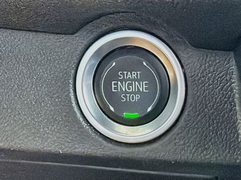 Used 2025 Chevrolet Traverse LT FWD image 36