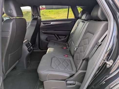 Used 2024 Volkswagen Atlas Cross Sport SE w/ Black Wheel Package FWD image 15