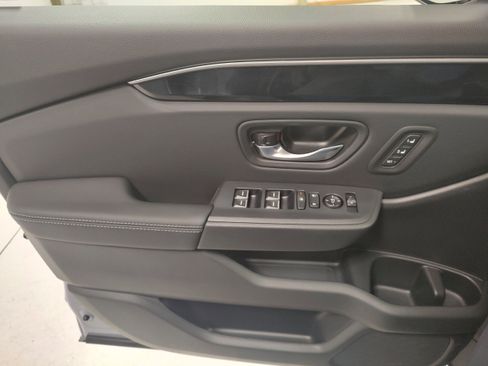 New 2025 Honda Pilot Touring image 9