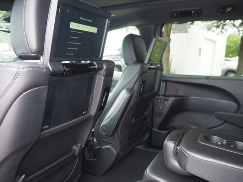 New 2025 Chrysler Pacifica Select w/ Uconnect Theater Family Group image 17