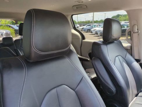 Used 2024 Chrysler Pacifica Limited FWD image 7