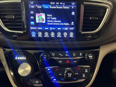 Used 2017 Chrysler Pacifica Limited FWD image 30