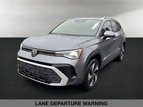 Used 2025 Volkswagen Taos SE w/ Panoramic Sunroof Package AWD/4WD image 7
