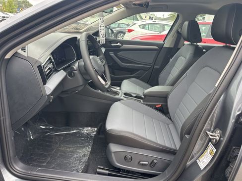 New 2025 Volkswagen Jetta SE image 9