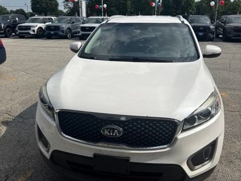 Used 2017 Kia Sorento FWD image 2