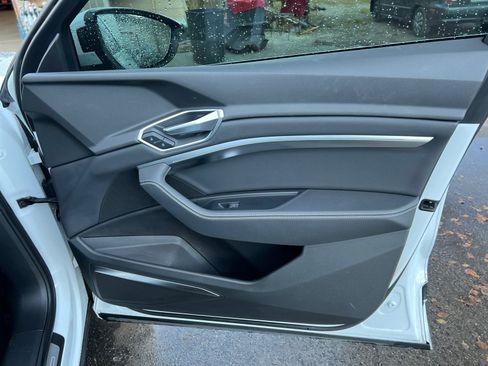 Used 2020 Audi e-tron Premium Plus image 17
