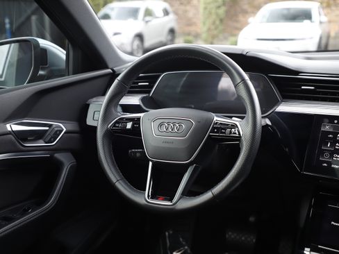 Used 2022 Audi e-tron S Prestige image 18