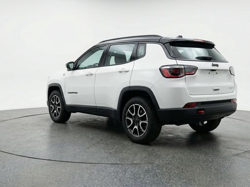 Used 2025 Jeep Compass Trailhawk AWD/4WD image 6