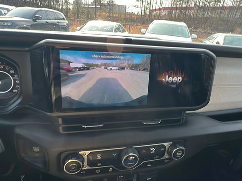 Used 2024 Jeep Gladiator Sport image 32