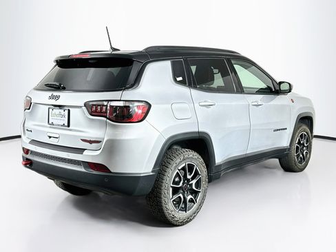 Used 2025 Jeep Compass Trailhawk AWD/4WD image 9