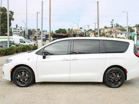 Used 2023 Chrysler Pacifica Limited w/ S Appearance Package FWD image 2