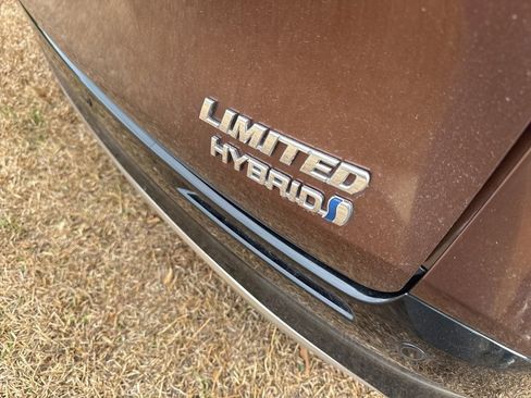 Certified 2024 Toyota Sienna Limited image 12