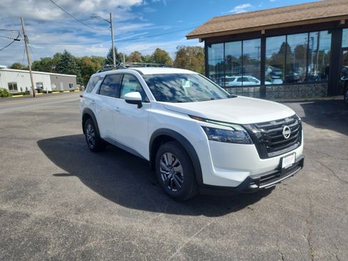New 2025 Nissan Pathfinder SV w/ Black Appearance Package image 1