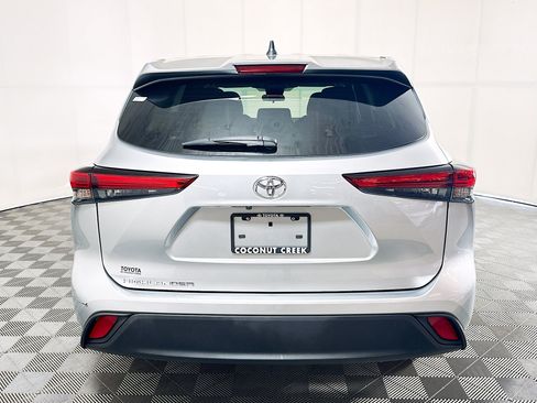 Used 2023 Toyota Highlander L FWD image 4