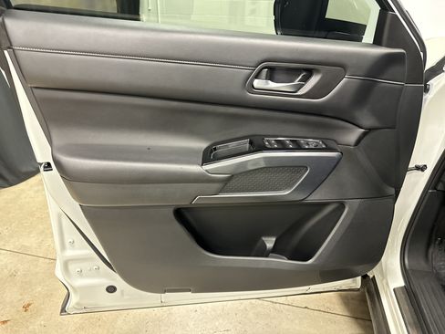 Used 2023 Nissan Pathfinder SL w/ Lighting Package (N92) AWD/4WD image 14
