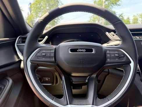 Certified 2024 Jeep Grand Cherokee Altitude AWD/4WD image 20