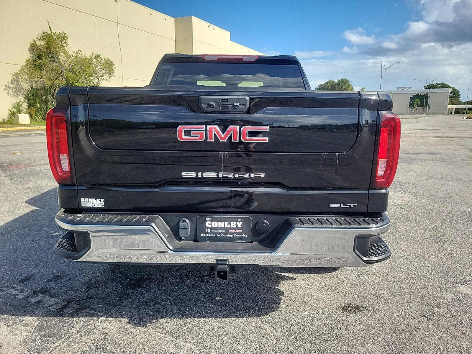 Certified 2025 GMC Sierra 1500 SLT RWD image 8