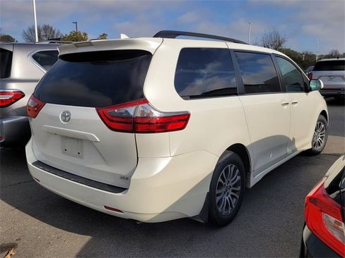 Used 2020 Toyota Sienna XLE image 4