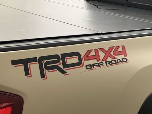 Used 2018 Toyota Tacoma TRD Off-Road w/ Technology Package AWD/4WD image 28