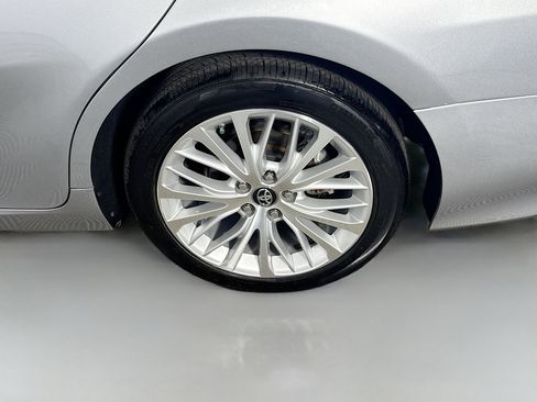 Used 2019 Toyota Camry XLE w/ Sunroof Package image 37