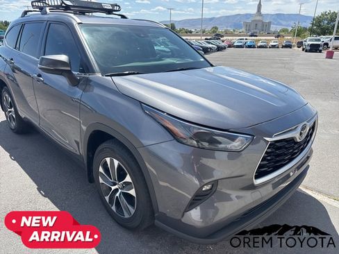 Used 2022 Toyota Highlander XLE AWD/4WD image 16
