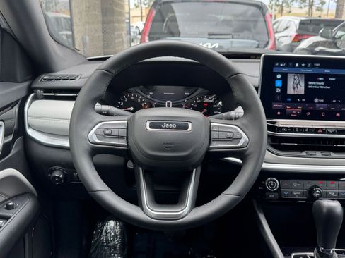 Used 2025 Jeep Compass Limited image 29