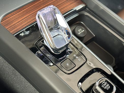 New 2025 Volvo V60 B5 Cross Country Ultra w/ Protection Package Premier image 19