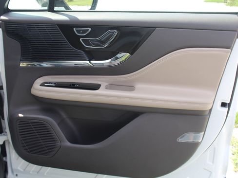Used 2022 Lincoln Corsair AWD w/ Premium Package image 24