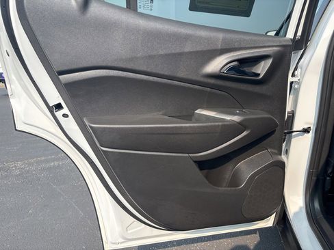 Used 2025 Chevrolet Trax LS image 27