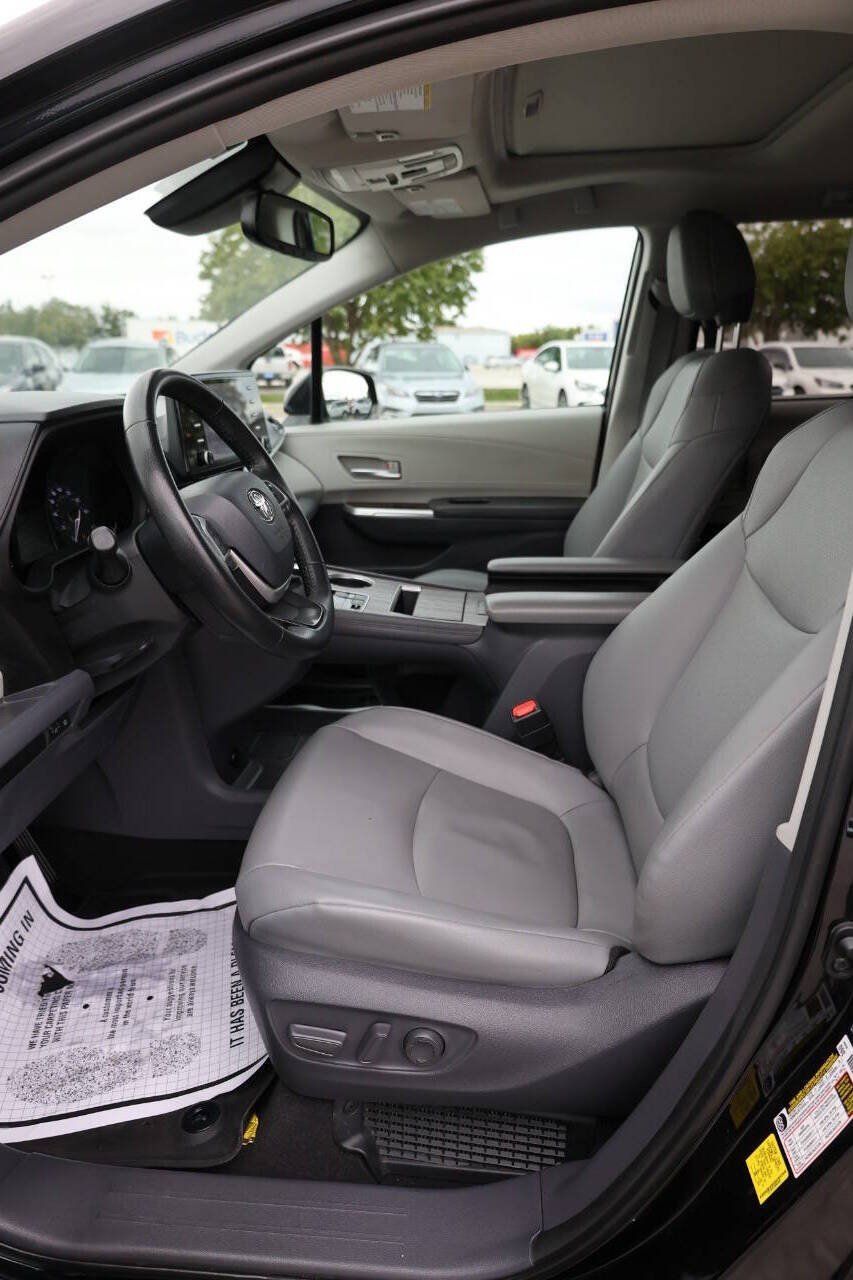 Used 2021 Toyota Sienna XLE FWD image 13