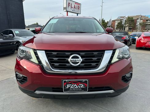 Used 2019 Nissan Pathfinder SV image 2