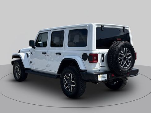Used 2025 Jeep Wrangler Unlimited Sahara AWD/4WD image 5
