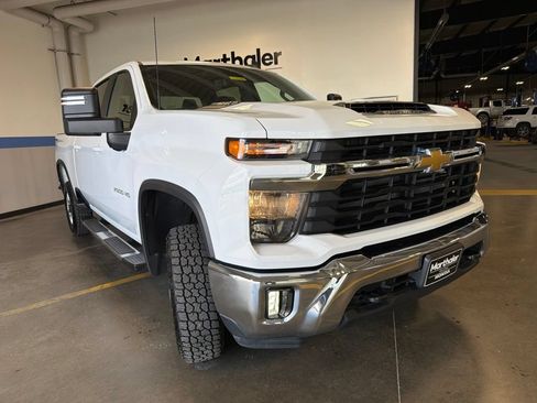 Used 2025 Chevrolet Silverado 2500 LT w/ Convenience Package AWD/4WD image 3